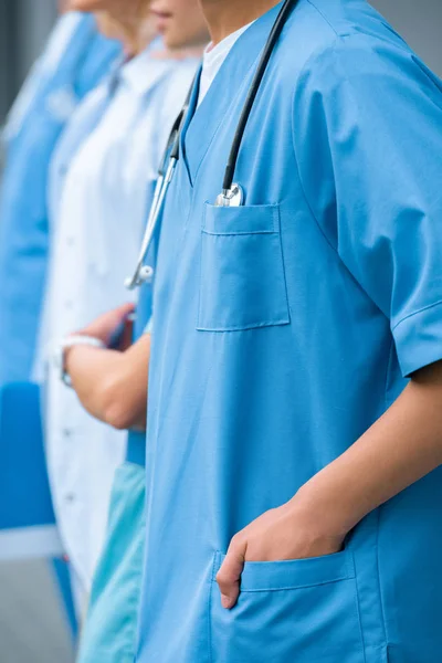 Geschnittenes Bild von Medizinstudenten, die an der Medizinischen Universität in einer Reihe stehen — Stockfoto