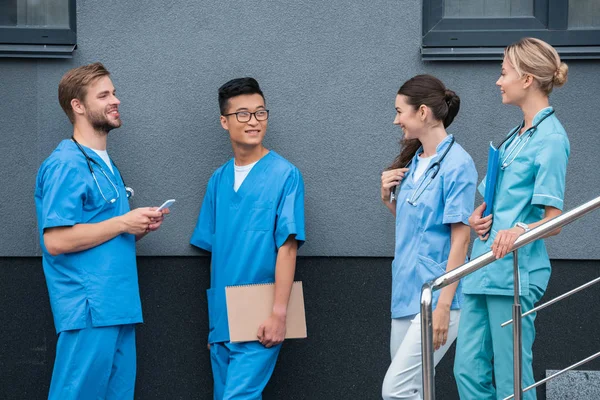 Estudantes de medicina multiculturais masculinos e femininos olhando uns para os outros na universidade de medicina — Fotografia de Stock