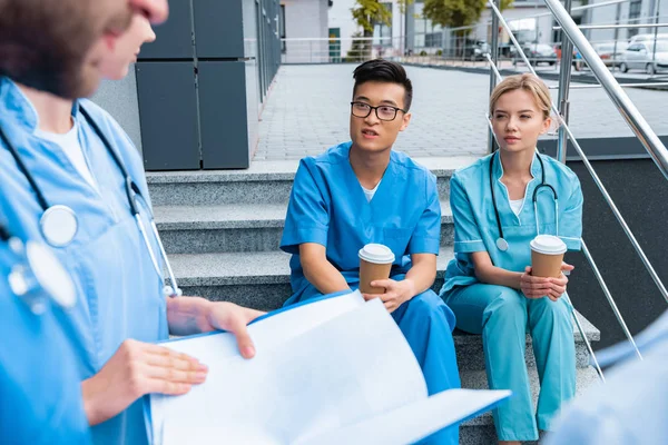 Estudantes de medicina multicultural durante coffee break na universidade médica — Fotografia de Stock