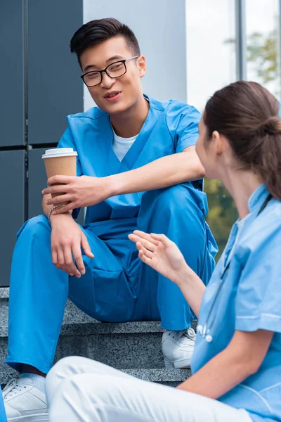 Multiethnische Medizinstudenten unterhalten sich in der Kaffeepause — Stockfoto