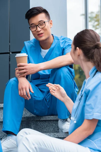 Studenti di medicina multietnica che parlano durante la pausa caffè — Foto stock