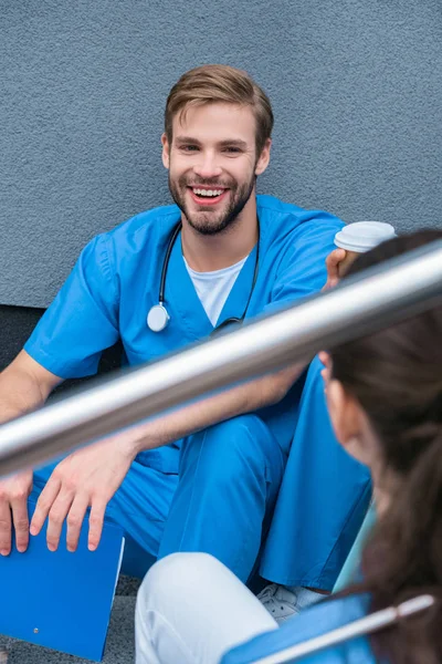 Studenti di medicina sorridenti che parlano durante la pausa caffè — Foto stock