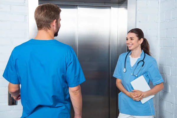 Studenti di medicina sorridenti in attesa ascensore all'università — Foto stock