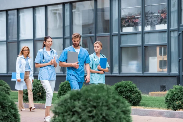 Medizinstudenten und Dozent laufen auf Straße in der Nähe der Universität — Stockfoto