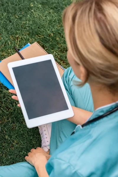 Imagen recortada de estudiante de medicina usando tableta con pantalla en blanco - foto de stock