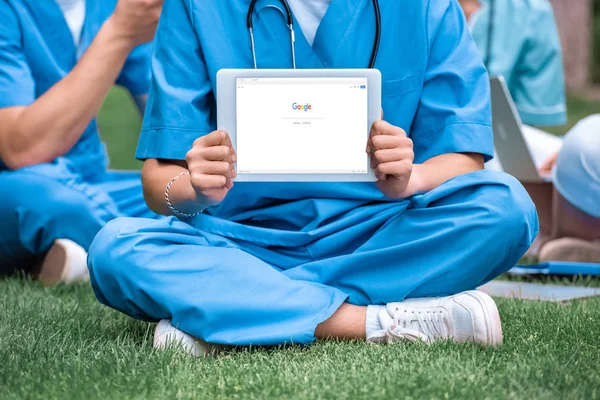 Abgeschnittenes Bild eines Schülers mit Tablet und geladener Google-Seite — Stockfoto