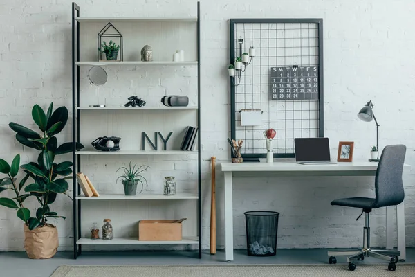 Portátil con pantalla en blanco en la mesa en la oficina moderna - foto de stock