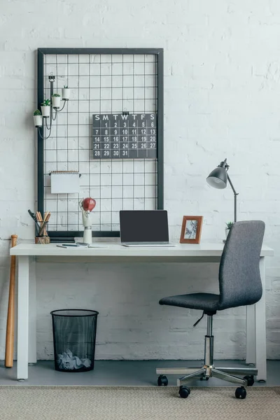Laptop com tela em branco na mesa no escritório de luz moderna — Fotografia de Stock