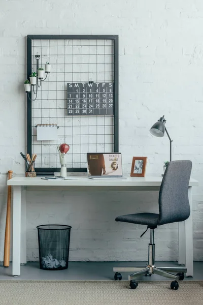 Laptop com bilhetes carregados página on-line na mesa no escritório moderno — Fotografia de Stock