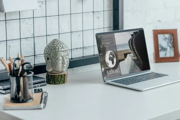 Laptop com página de reserva carregada na mesa no escritório moderno — Fotografia de Stock