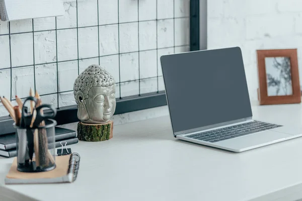 Portátil con pantalla en blanco en la mesa en la oficina moderna - foto de stock