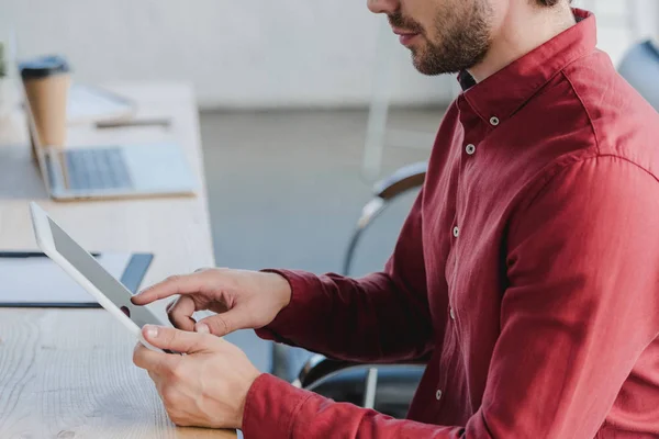 Plan recadré de l'homme d'affaires en utilisant une tablette numérique tout en étant assis au bureau — Photo de stock