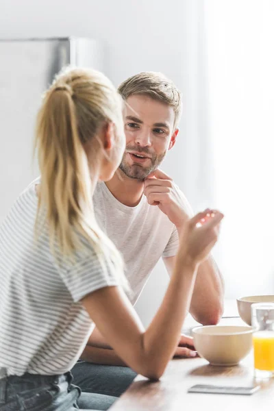 Paar schaut sich beim Frühstück in Küche an — Stockfoto