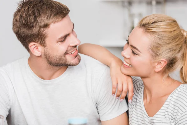 Porträt eines glücklichen Paares, das sich in der Küche anschaut — Stockfoto