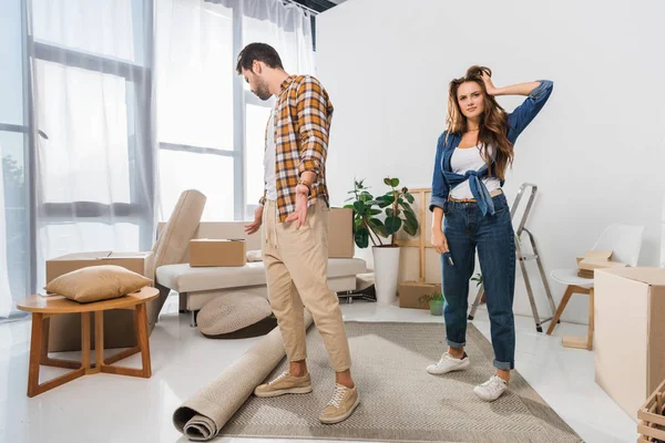 Pareja joven en casa nueva con cajas de cartón, concepto de casa móvil - foto de stock