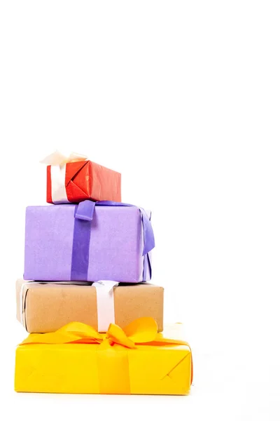 Стопка барвистих подарункових коробок ізольовані на білому тлі — стокове фото