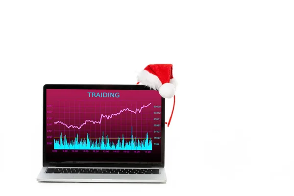 Chapeau de Noël sur ordinateur portable avec trading à l'écran isolé sur fond blanc — Photo de stock