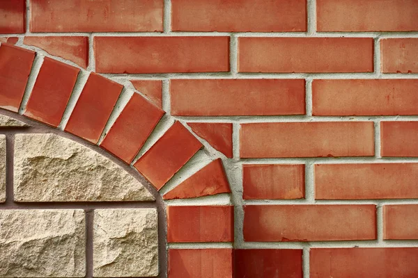 Vue rapprochée du mur de briques rouges avec élément brun, fond texturé — Photo de stock