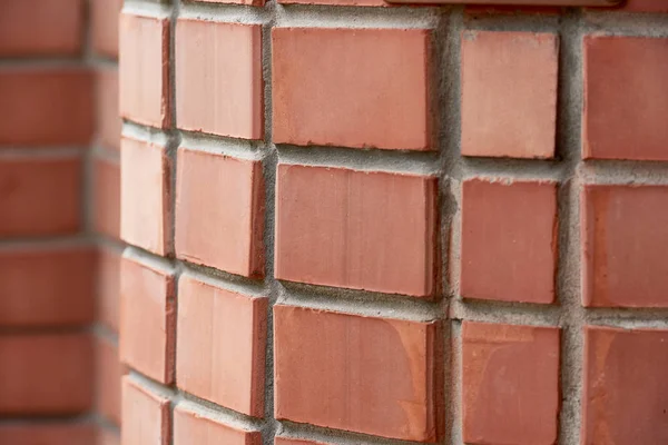 Vue rapprochée du fond du mur de briques rouges, mise au point sélective — Photo de stock