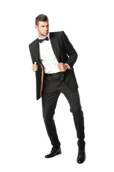 Schöner junger Mann posiert in schwarzem Anzug isoliert auf weißem Grund — Stockfoto