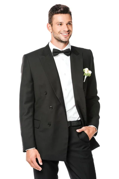 Lächelnder Bräutigam knöpft Anzug an und schaut isoliert auf weißem Grund weg — Stockfoto
