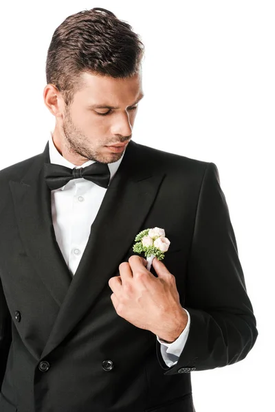 Bello giovane sposo in abito elegante con boutonniere isolato su bianco — Foto stock