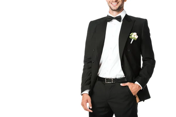 Plan recadré de jeune marié souriant en costume avec boutonnière isolé sur blanc — Photo de stock
