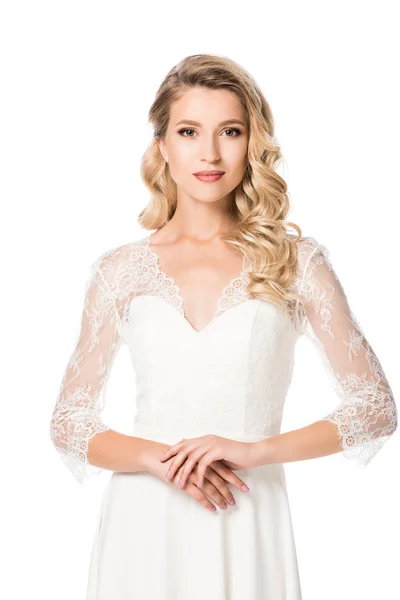 Nahaufnahme Porträt einer jungen Braut im Hochzeitskleid, die isoliert auf weiß in die Kamera blickt — Stockfoto