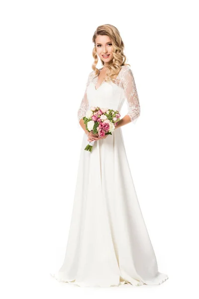 Junge Braut mit Blumenstrauß blickt in die Kamera isoliert auf weiß — Stockfoto