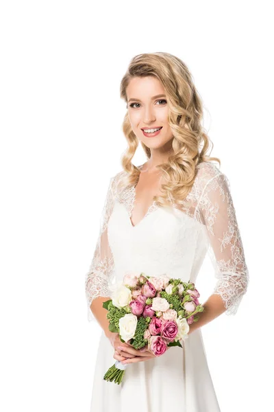 Attrayant jeune mariée avec bouquet regardant caméra isolée sur blanc — Photo de stock
