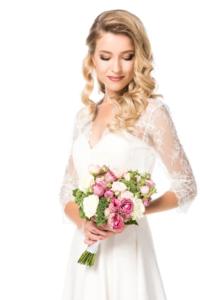 Attrayant jeune mariée avec bouquet isolé sur blanc — Photo de stock