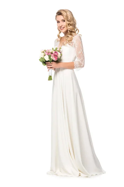 Glückliche Braut mit Blumenstrauß und Blick in die Kamera isoliert auf weiß — Stockfoto