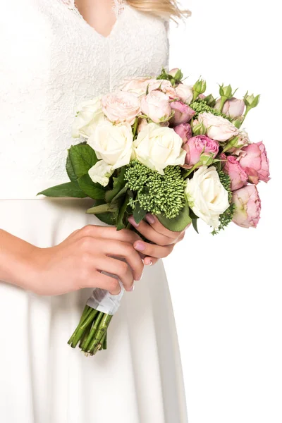 Plan recadré de la mariée tenant bouquet isolé sur blanc — Photo de stock