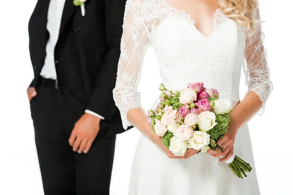 Tiro recortado de novia con ramo y novio aislado en blanco - foto de stock