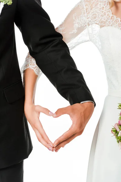 Обрізаний знімок нареченого і нареченого, що робить знак серця руками ізольовані на білому — стокове фото