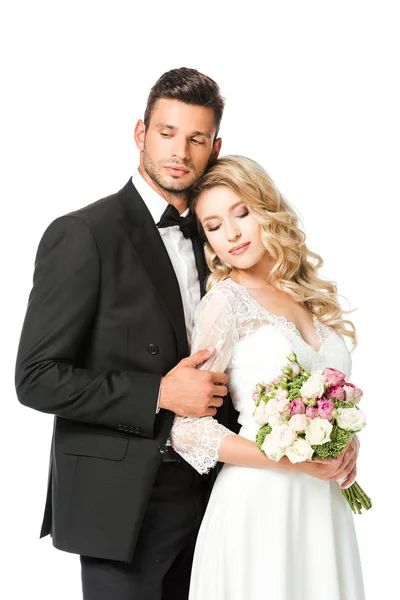 Hermosa joven novia y novio con los ojos cerrados aislados en blanco - foto de stock