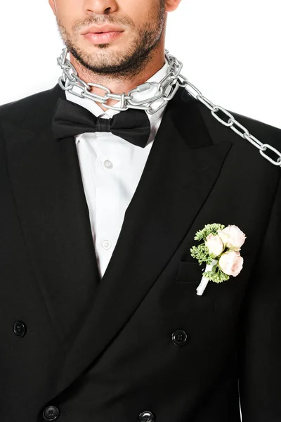 Colpo ritagliato di sposo con boutonniere e catena legato intorno al collo isolato su bianco — Foto stock