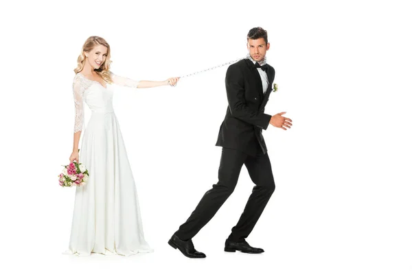 Hermosa joven novia con cadena y novio atado aislado en blanco - foto de stock