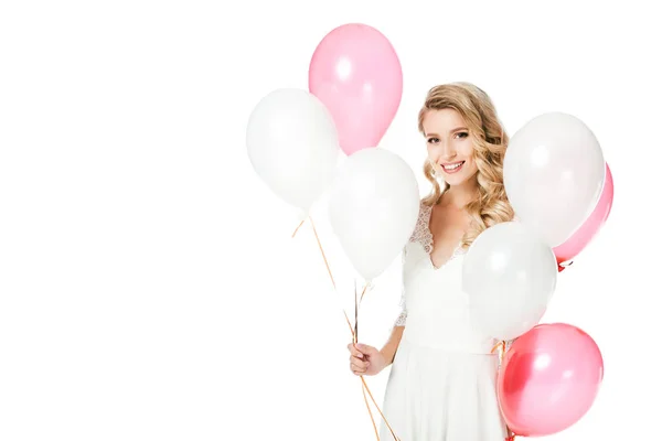 Joven novia sonriente con globos rosados y blancos aislados en blanco - foto de stock