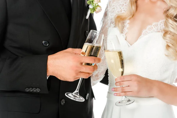 Обрезанный снимок невесты и жениха звон бокалов шампанского изолированы на белом — стоковое фото