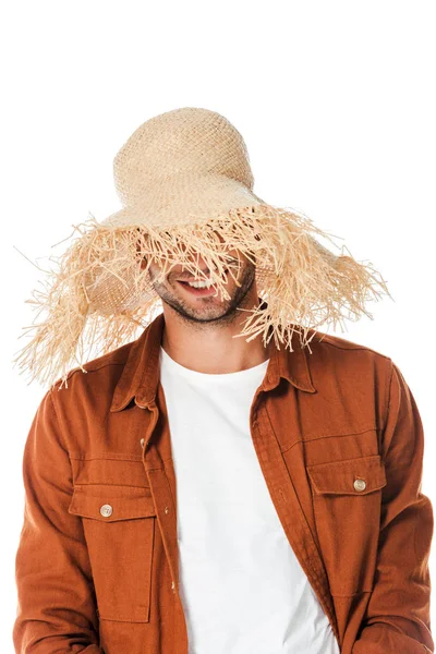 Retrato de hombre sonriente en sombrero de paja aislado en blanco - foto de stock