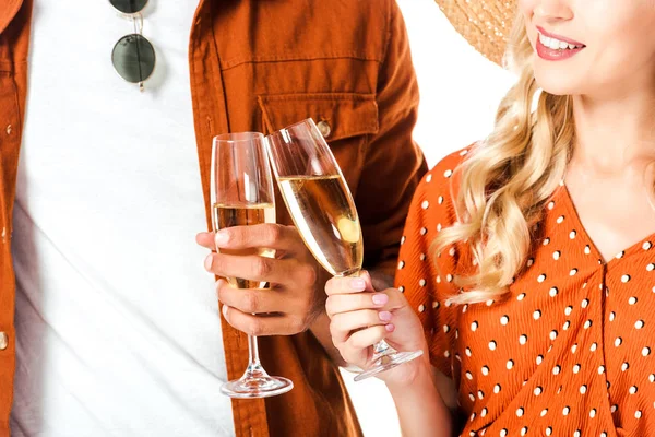 Image recadrée de couple cliquetis avec des verres de champagne isolé sur blanc — Photo de stock