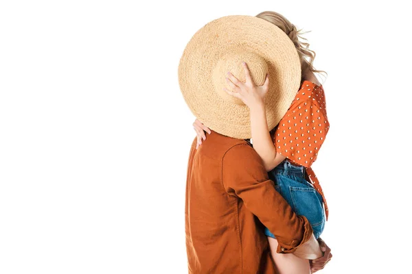 Obscured vista de pareja detrás de sombrero de paja aislado en blanco - foto de stock