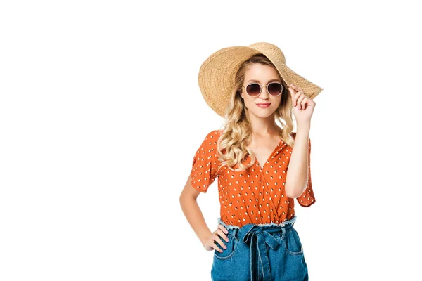 Porträt einer schönen jungen Frau mit Strohhut und Sonnenbrille, die isoliert auf Weiß posiert — Stockfoto