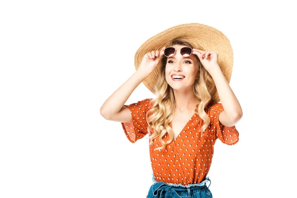 Портрет молодой веселой женщины в соломенной шляпе и солнцезащитных очках, смеющейся изолированно на белом — стоковое фото