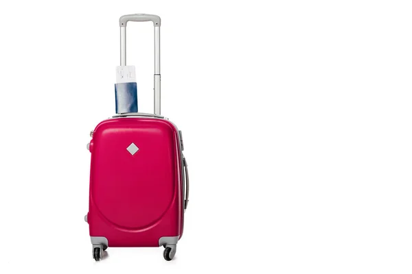 Vista de cerca de la maleta rosa, pasaporte y billete aislado en blanco - foto de stock