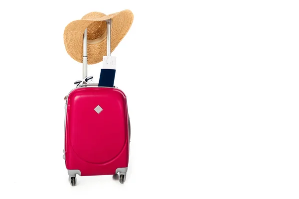 Vista de cerca de la maleta rosa, sombrero de paja, pasaporte y billete aislado en blanco - foto de stock