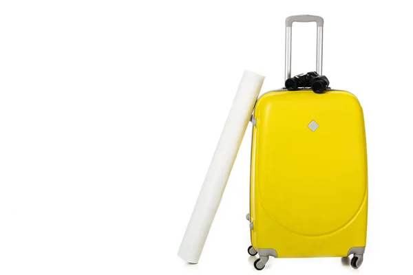 Крупным планом желтый чемодан, карта и бинокль, изолированные на белом — стоковое фото