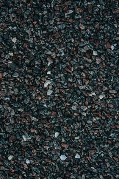Полный кадр мелких камешков на земле для заднего плана — стоковое фото