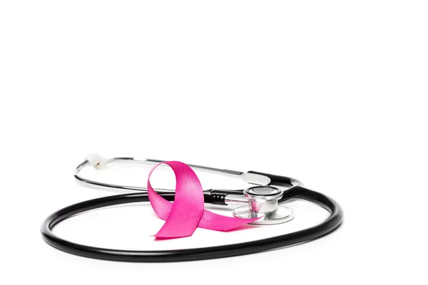 Visão de perto da fita de conscientização do câncer de mama rosa e estetoscópio isolado em branco — Fotografia de Stock